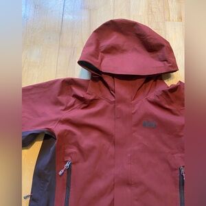REI Rainier Rain Jacket - women’s medium - maroon and plum